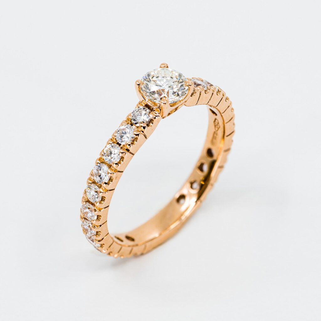 Anello solitario Infinity Rosé - Gioielleria Casavola di Noci - in oro rosa 18 carati con girodito di diamanti - idee regalo per proposta di matrimonio
