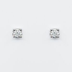 Orecchini punto luce quadrati con diamante - Gioielleria Casavola di Noci - gioiello in oro bianco 18 ct - idee regalo per una ragazza semplice