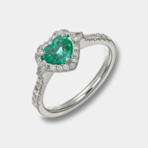 Anello con cuore smeraldo e diamanti Prestige White - Gioielleria Casavola di Noci - in oro bianco 18 carati - idee regalo per proposta di matrimonio romantica