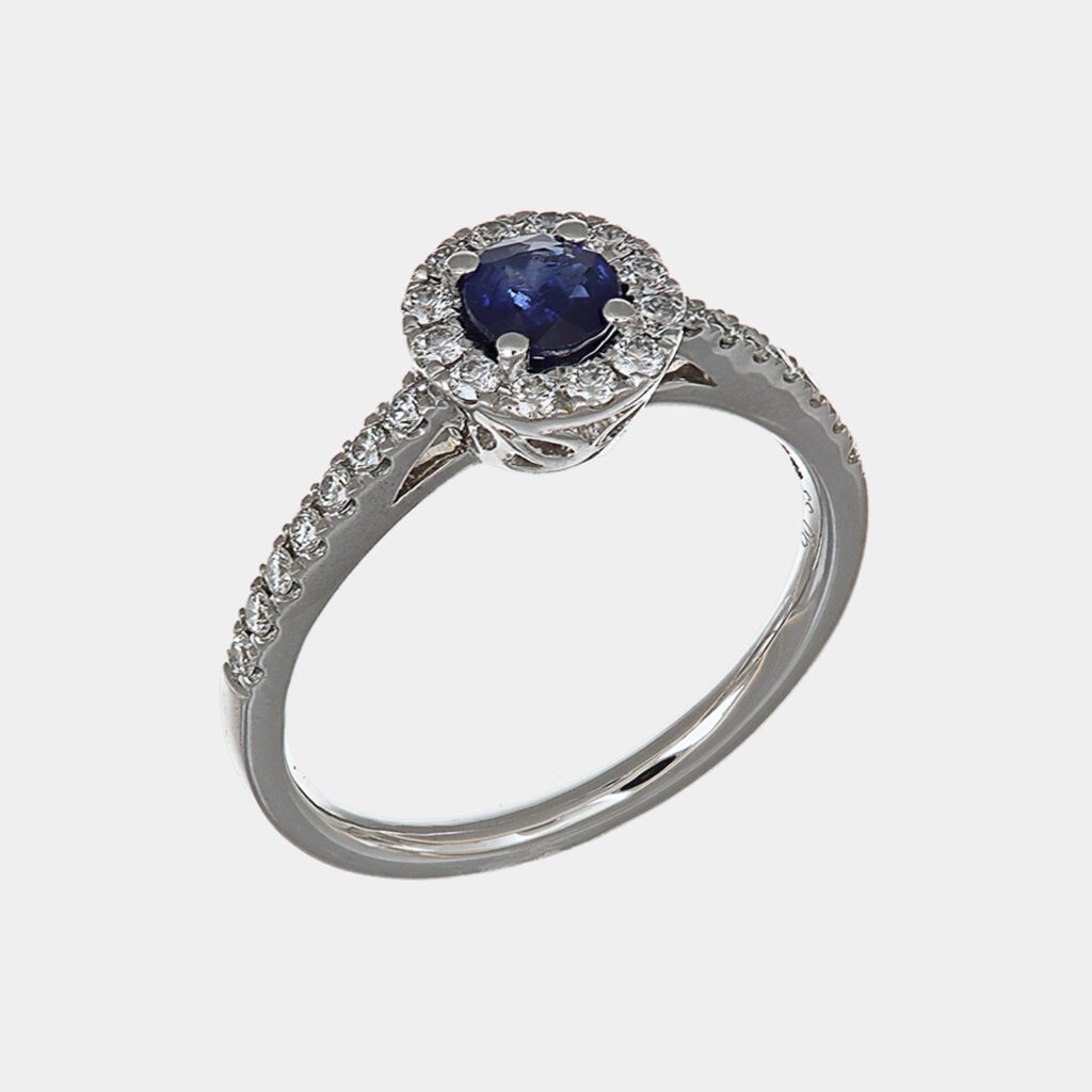 Anello zaffiro tondo 0.46 ct Prestige White - Gioielleria Casavola di Noci - gioiello in oro bianco 18 carati con diamanti - idee regalo promessa di matrimonio - per lei