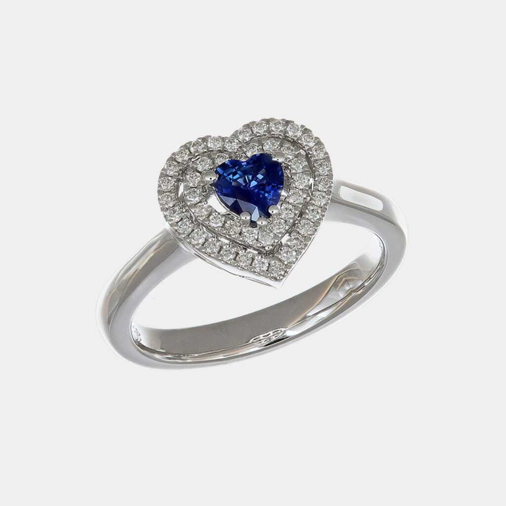 Anello cuore zaffiro 0.43 ct e pavé di diamanti White Prestige - Gioielleria Casavola di Noci - gioiello in oro bianco 18 carati - idee regalo proposta di matrimonio