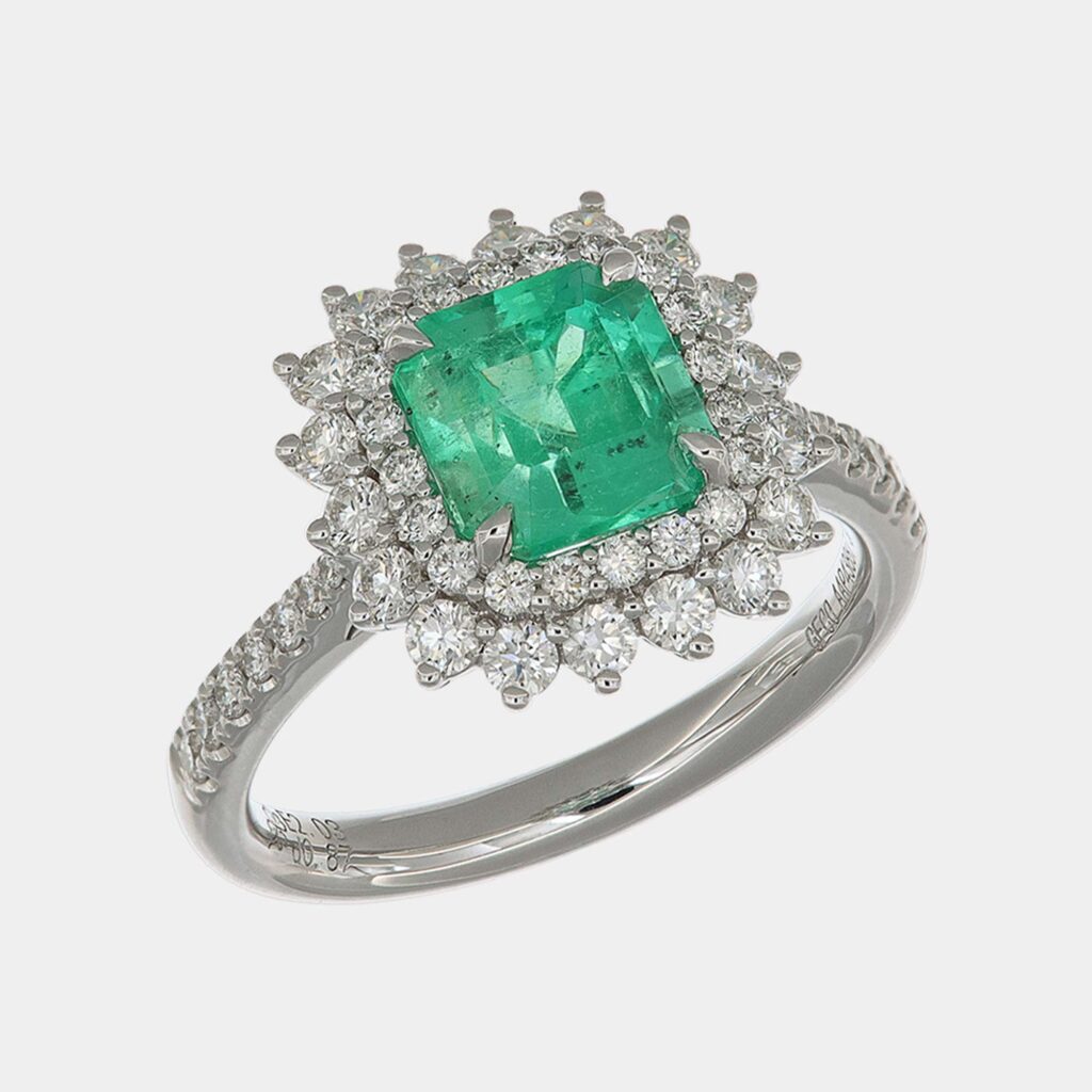 Anello con smeraldo colombiano e pavé diamanti Prestige - Gioielleria Casavola di Noci - gioiello in oro bianco 18 ct - idee regalo compleanno 60 anni moglie