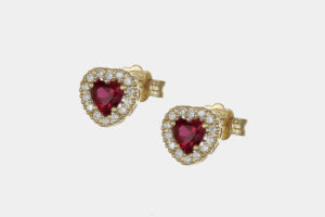 Orecchini cuore in oro giallo con zirconi rossi - Gioielleria Casavola di Noci - idee regalo compleanno 50 anni migliore amica