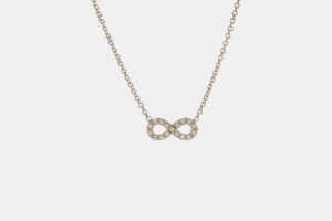Collana infinito oro bianco con pavé di zirconi - Gioielleria Casavola di Noci - idee regalo compleanno migliore amica 18 anni