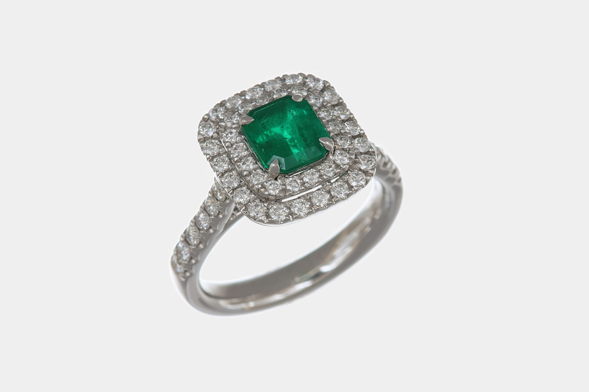 Anello double halo smeraldo 1.28 ct Prestige - Gioielleria Casavola di Noci - gioiello in oro bianco 18 carati con diamanti - idee regalo donna luxury