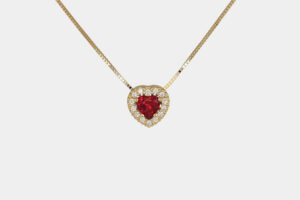 Collana cuore oro giallo 1.60 ct zircone rosso - Gioielleria Casavola di Noci - gioiello di oreficeria con pavé di zirconi - idee regalo compleanno fidanzata giovane